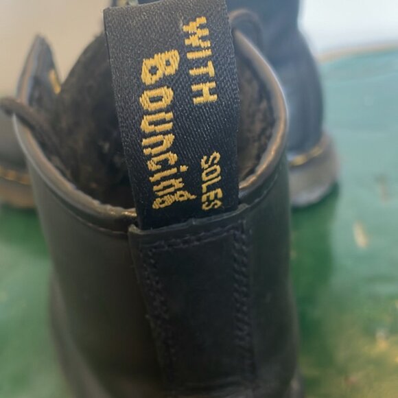 Dr Martens boots - Like NEW (Unisex) - Picture 3 of 6